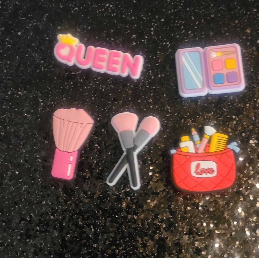 Jibbitz shoe charms queen make up
